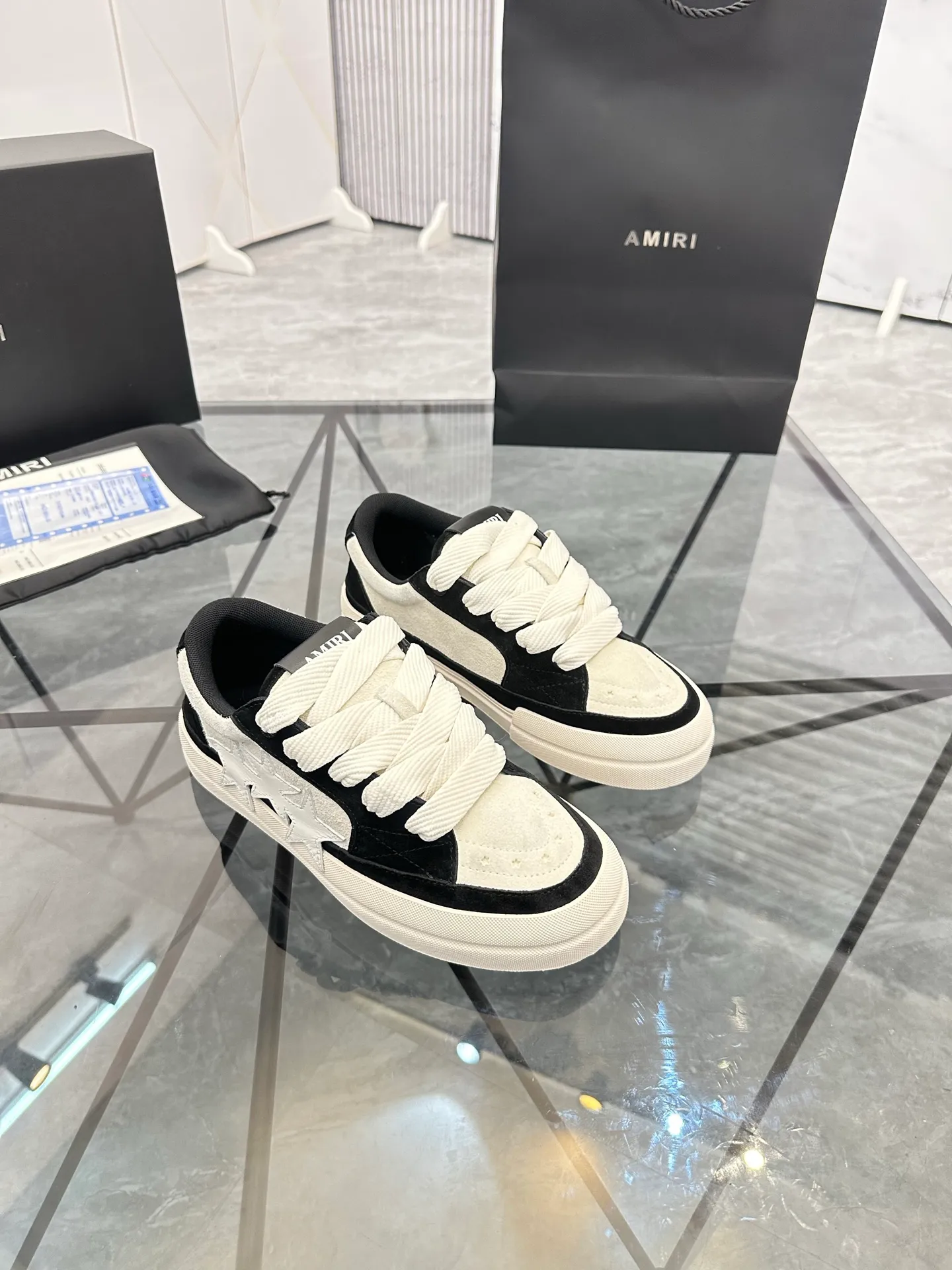 Men's shoes: 💰P600¥ Top quality in Guangzhou Product trademark: AMIRI* "Amir*" low-top casual shoes Regular size: 39-44 (can be customized to 45) Product material: Upper imported first-layer cowhide spliced ​​nubuck leather, breathable lining, original outsole. Number: 525